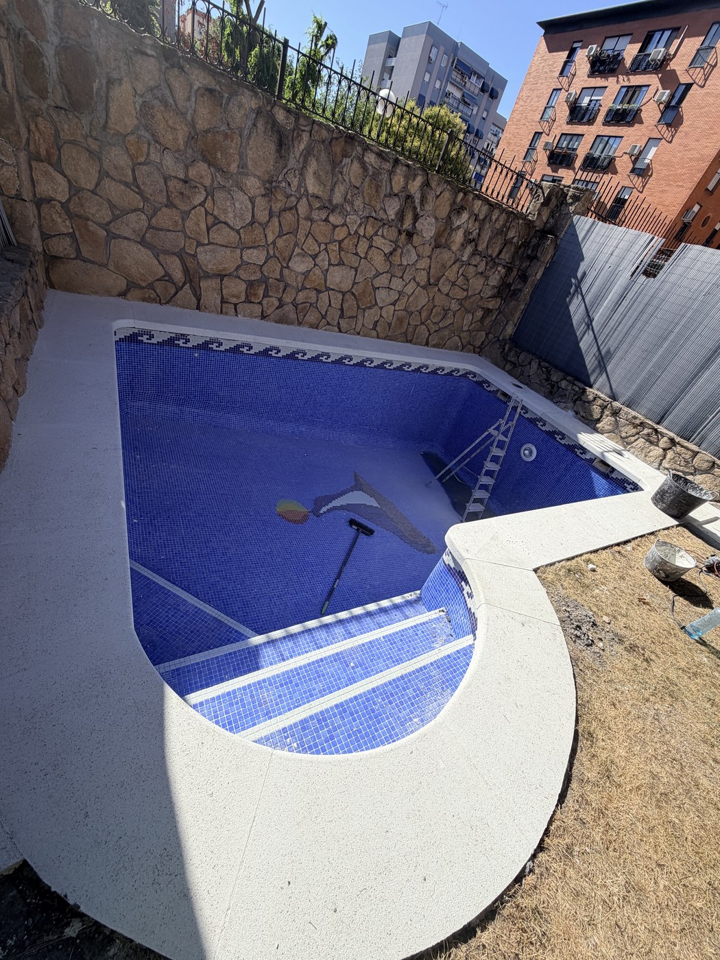 Coronación curva de piscina en piedra artificial instalada por Pineda Stone Solutions